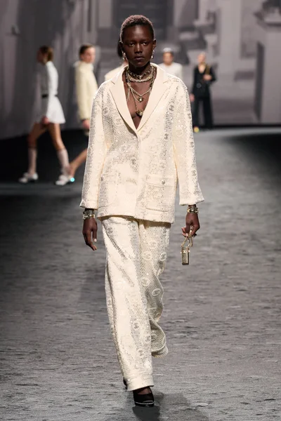 Look 15